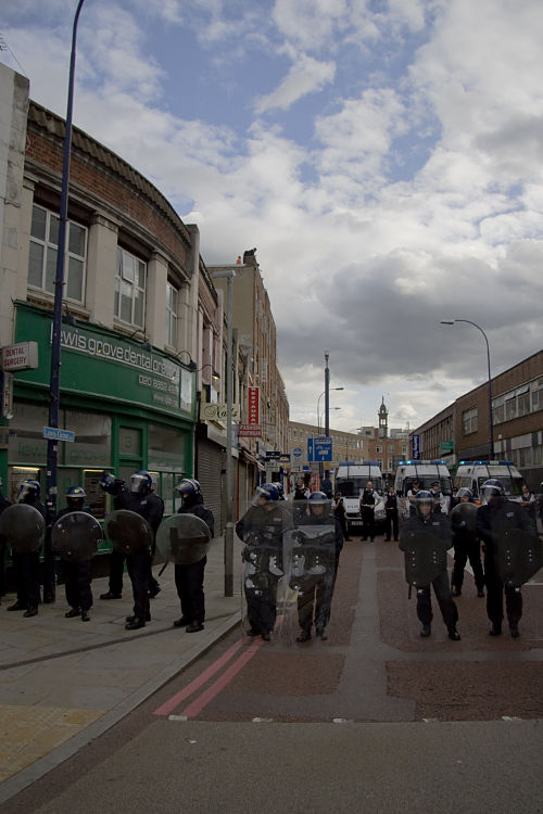 Lewisham_High_Street_riot_police